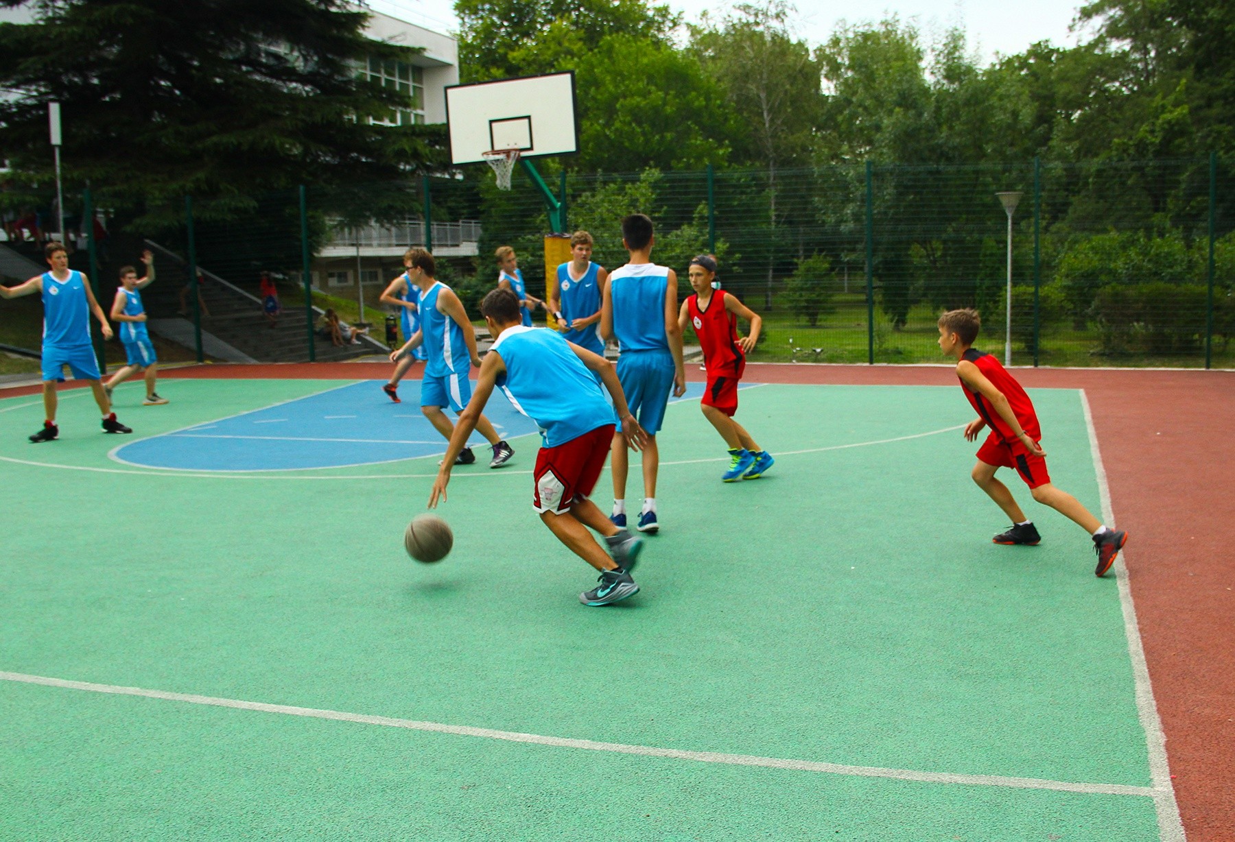 Спортивный лагерь баскетбол. Баскетбол в лагере. Баскетбол лагерь детский. Баскетбольный лагерь для детей. Спортивный отряд в лагере.